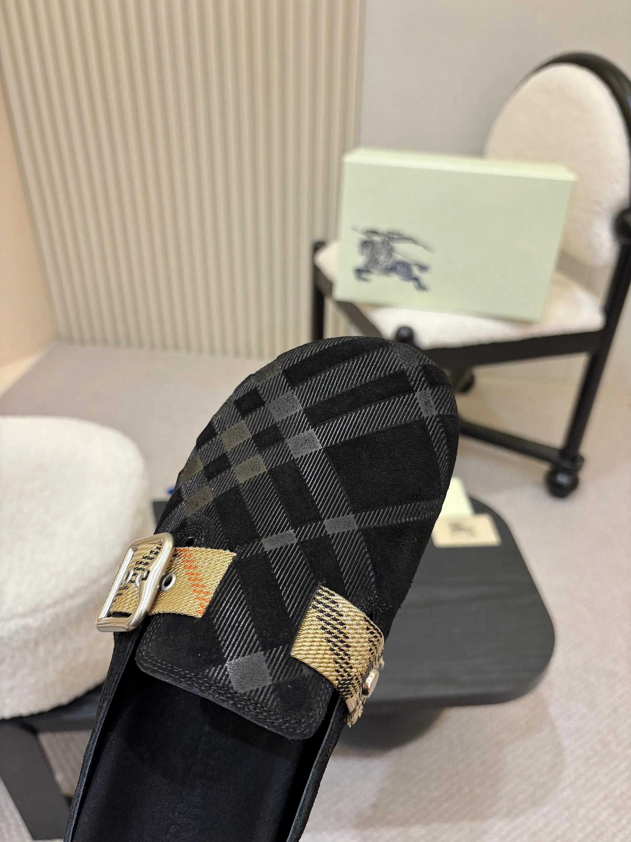 Men's Men's Shoes💰580 Burberry2025's hot-selling Birkenstock slippers are released, made of soft suede fabric and refined in Italian workshops. Featuring an embossed plaid pattern and an embossed sole embellished with the archive brand's logo. Features an adjustable B-shaped buckle strap and is embellished with the signature sand-colored Burberry check in jacquard worsted.   ✅Fabric: suede ✅Lining: silk cowhide ✅Outsole: TPU ✅Color: black, brown, pink, apricot 4 colors available ✅Code number: 35-45 for men and women (35, 45 customized)